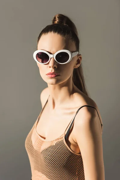 Stylisches Mädchen Mit Pferdeschwanzfrisur Sonnenbrille Isoliert Auf Grau — Stockfoto