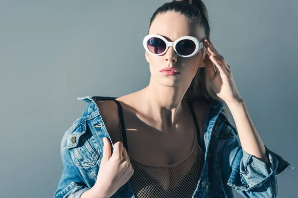 Modisches Mädchen Posiert Jeanskleidung Und Sonnenbrille Isoliert Auf Grau — Stockfoto