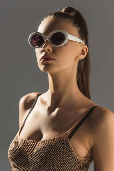 Mooie Modieuze Meisje Poseren Zonnebril Geïsoleerd Grijs — Stockfoto