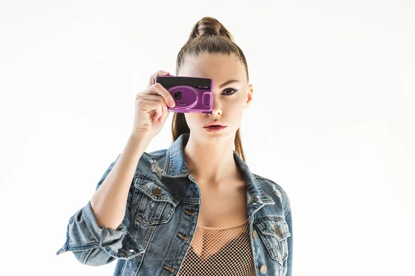 Menina Posando Roupas Jeans Com Câmera Retro Isolado Branco — Fotografia de Stock