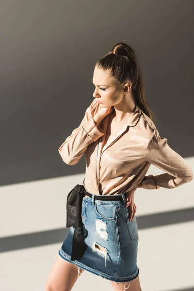 Bela Menina Moda Posando Blusa Saia Jeans — Fotografia de Stock