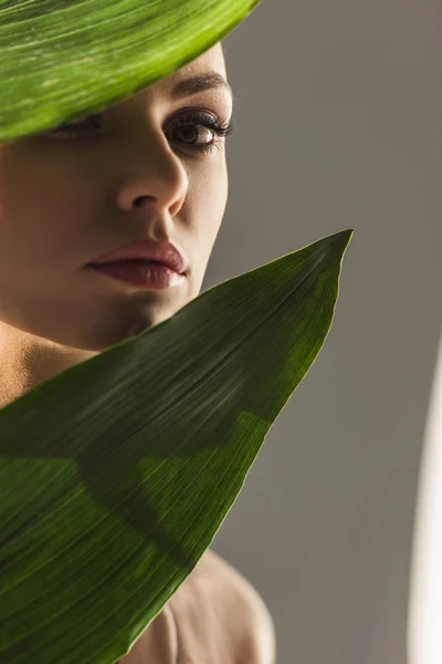 Attraktiva Flicka Med Gröna Blad Isolerad Grå — Stockfoto