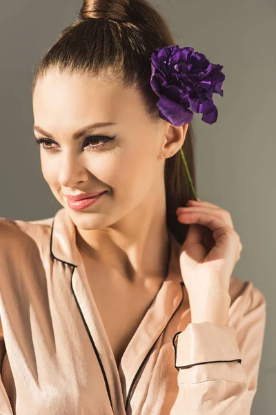 Mujer Sonriente Moda Con Flor Púrpura Aislada Gris — Foto de Stock