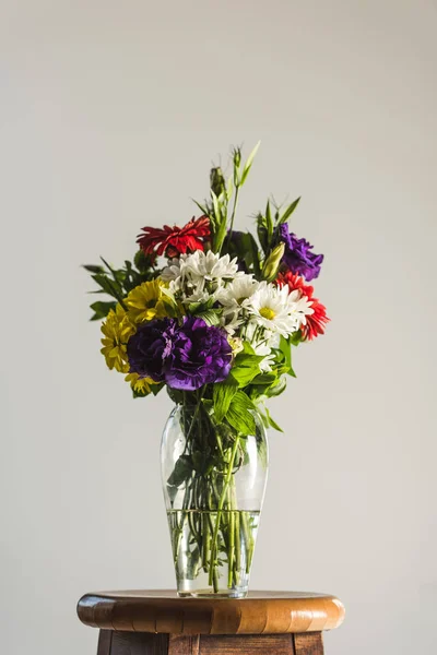 Μπουκέτο Πολύχρωμα Λουλούδια Γυάλινο Βάζο Απομονώνονται Γκρι — Φωτογραφία Αρχείου