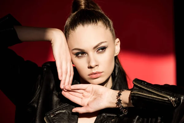 Stylisches Model Posiert Schwarzer Lederjacke Für Mode Shooting Auf Rot — kostenloses Stockfoto