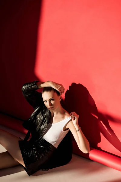 Güzel Genç Kadın Kırmızı Moda Çekimi Için Siyah Deri Ceketli — Stok fotoğraf