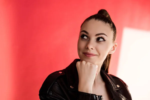 Elegante Hermosa Chica Ensueño Mirando Hacia Arriba Rojo —  Fotos de Stock