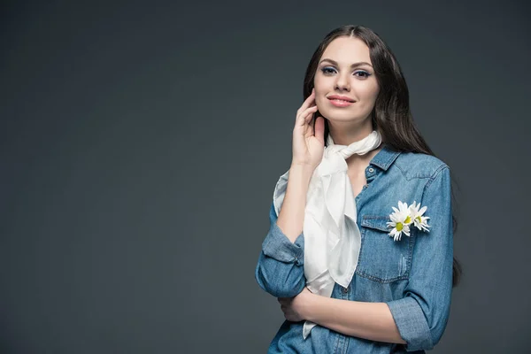 Hermosa Chica Sonriente Posando Bufanda Camisa Mezclilla Con Flores Aislado —  Fotos de Stock