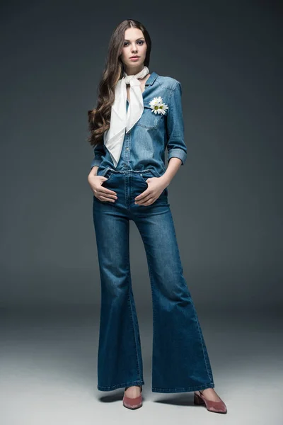 Menina Bonita Com Cabelos Longos Posando Cachecol Jeans Flare Camisa — Fotografia de Stock