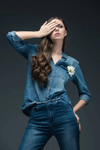 Mooi Meisje Oog Sluiten Poseren Denim Overhemd Geïsoleerd Grijs — Stockfoto