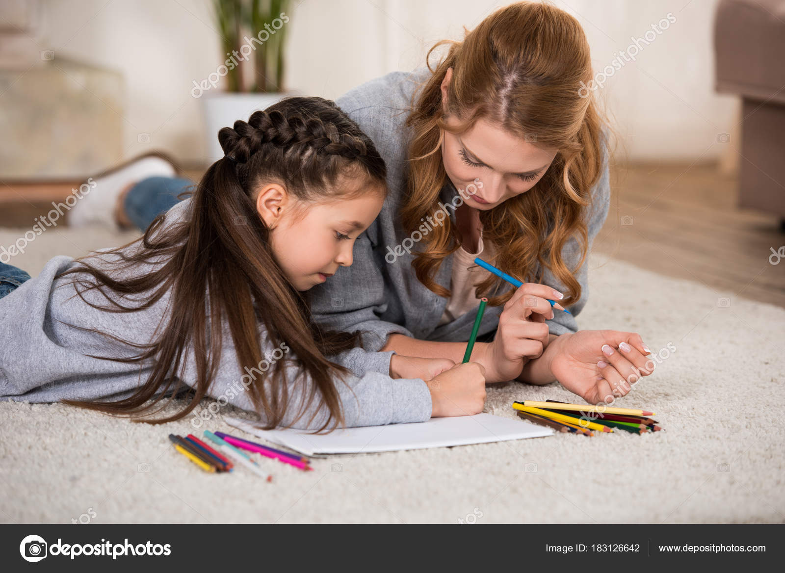 Madre e figlia di disegno con matite colorate a casa — Foto di AllaSerebrina