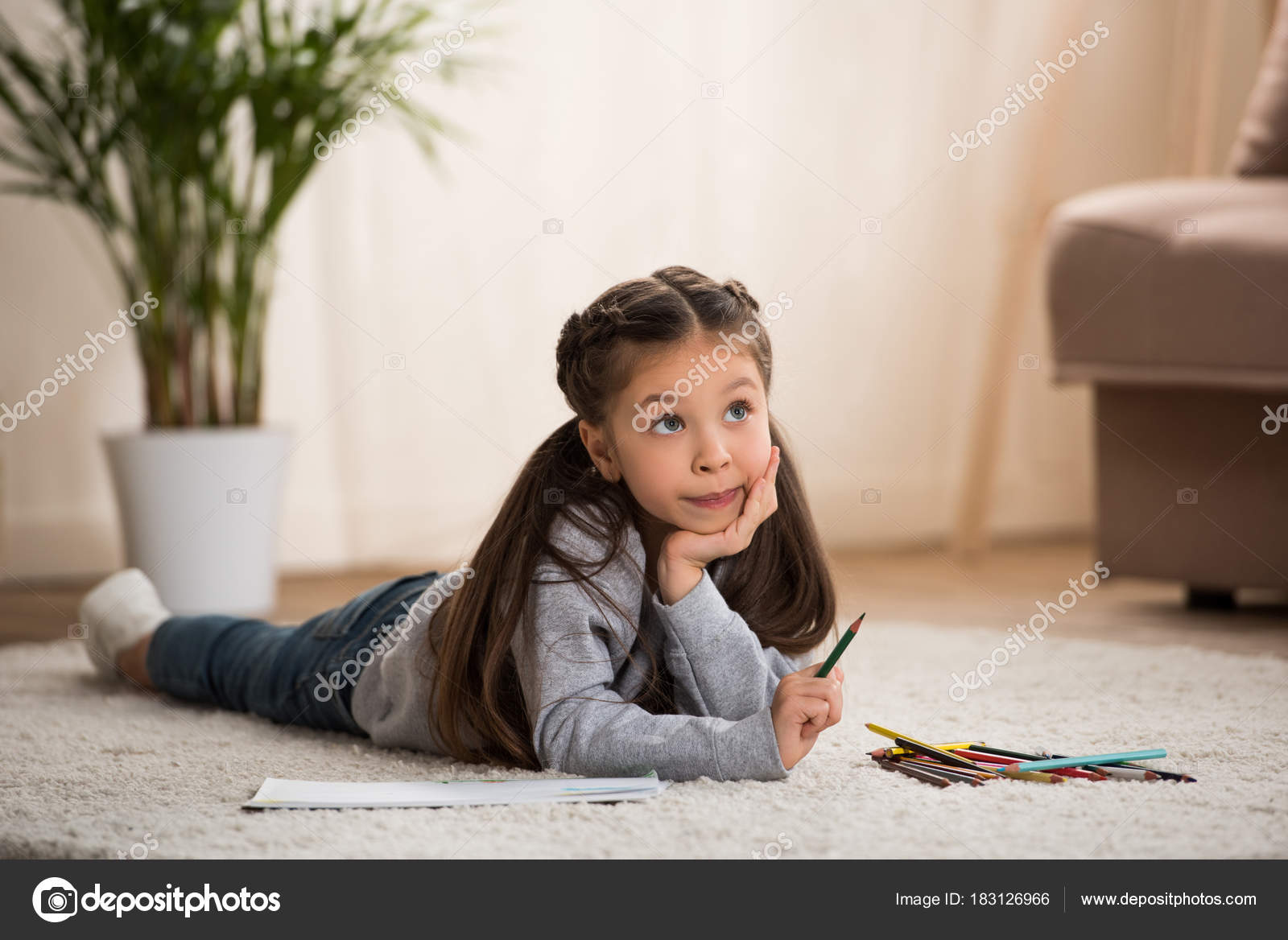 Adorabile bambino sdraiato sul tappeto e il disegno con matite colorate — Foto di AllaSerebrina