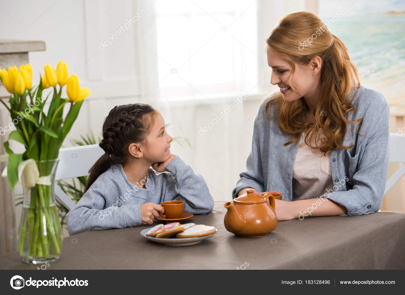 Happy Mother Daughter Drinking Tea Smiling Each Other — Free Stock