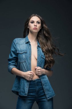 kot gömlek, gri izole poz uzun saçlı seksi kız 