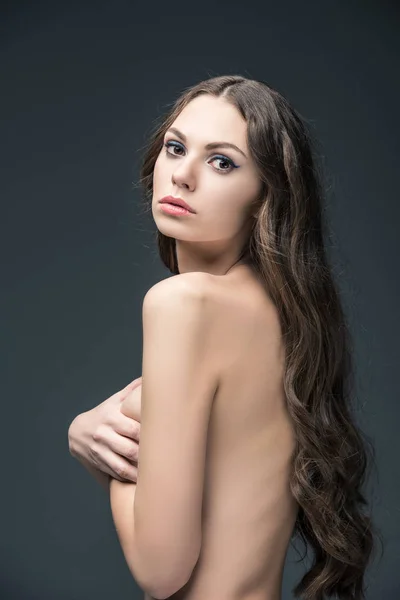Schöne Nackte Mädchen Mit Langen Haaren Isoliert Auf Grau — Stockfoto