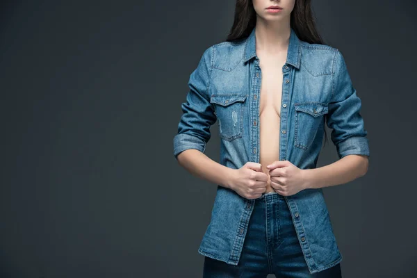 Обрезанный Вид Женщины Позирующей Модной Джинсовой Одежде Изолированной Сером — стоковое фото