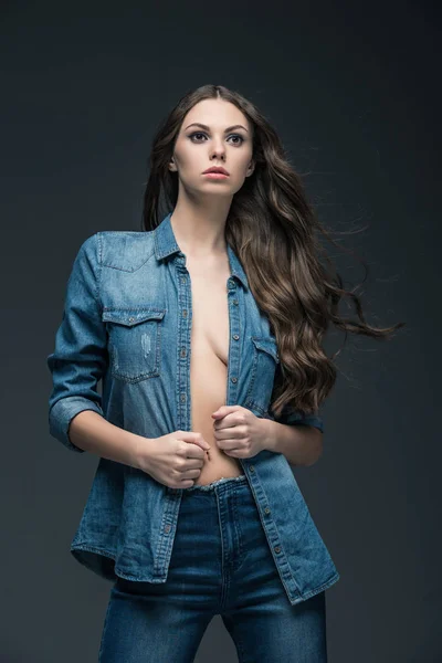 Menina Sexy Com Cabelos Longos Posando Camisa Jeans Isolado Cinza — Fotografia de Stock