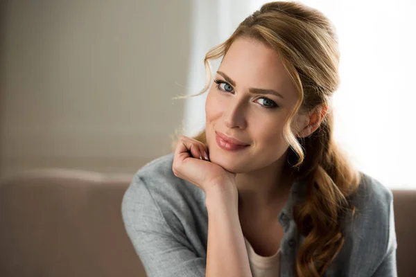 Portrait Beautiful Young Woman Sitting Hand Chin Smiling Camera — Stock Photo, Image