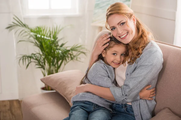 Gelukkig Moeder Dochter Knuffelen Lachend Camera Samen Thuis — Stockfoto