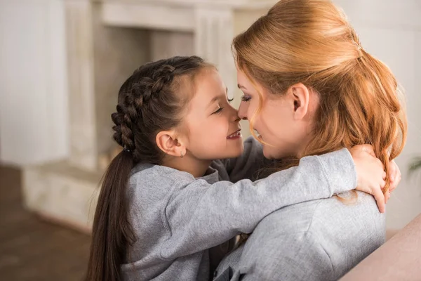 güzel mutlu anne ve kızı birlikte evde sarılma