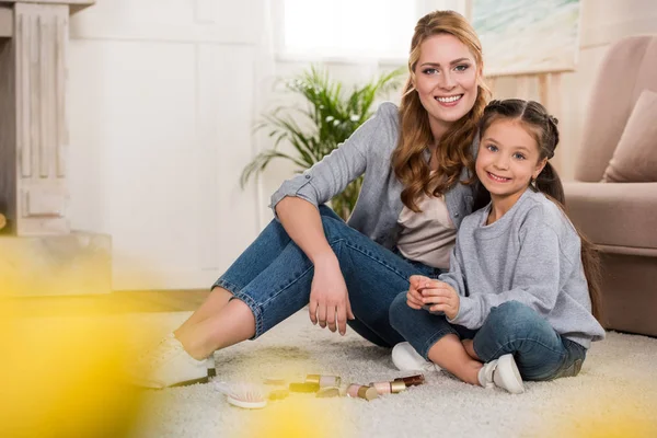 Selective Focus Happy Mother Daughter Cosmetics Sitting Carpet Smiling Camera — Free Stock Photo