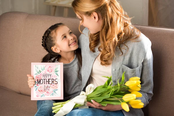 Gelukkig Moeder Dochter Holding Gele Tulpen Gelukkige Moeders Dag Wenskaart — Stockfoto