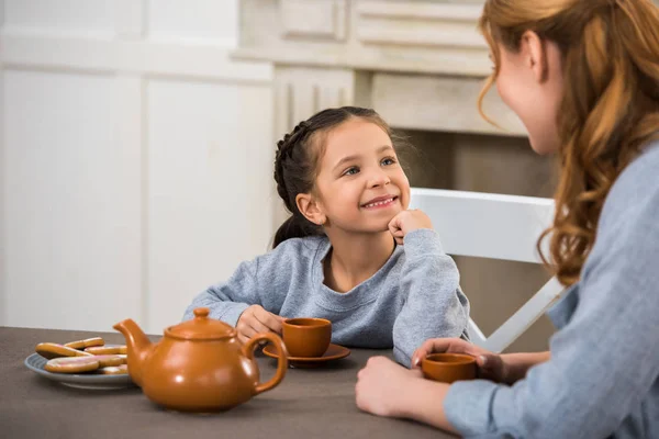 Feliz Madre Hija Bebiendo Comiendo Galletas Juntos — Foto de Stock