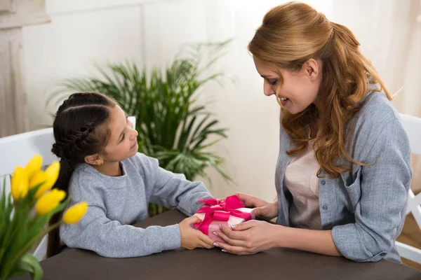 Adorable Niño Presentando Caja Regalo Madre Casa — Foto de Stock