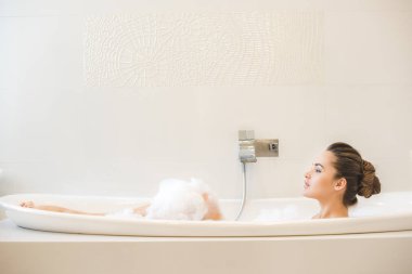 genç güzel kadın alarak banyo evde yan görünüm