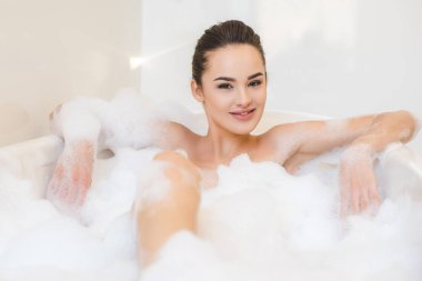 çekici genç kadın alarak banyo köpüğü vasıl ev ile