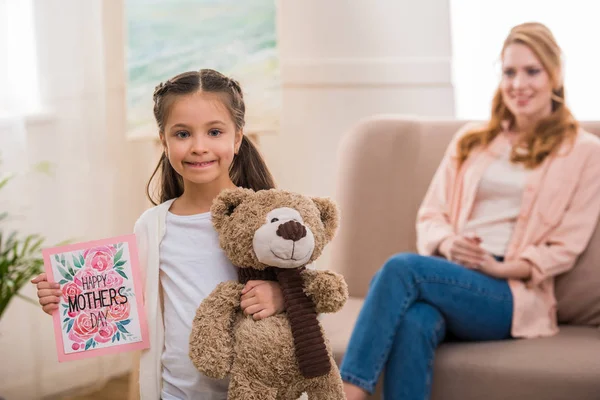 Adorável Criança Segurando Ursinho Pelúcia Mães Felizes Dia Cartão Saudação — Fotografia de Stock