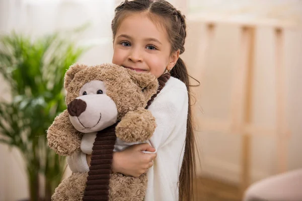Entzückendes Kleines Kind Umarmt Teddybär Und Lächelt Die Kamera — Stockfoto