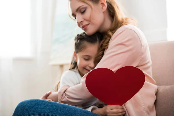 Glückliche Mutter Und Tochter Mit Rotem Herzsymbol Umarmen Sich Hause — Stockfoto