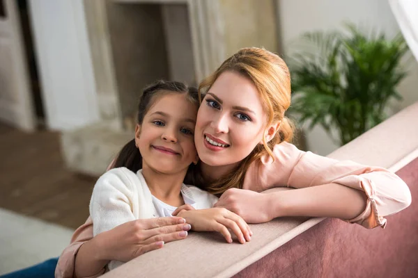 Bella Madre Felice Figlia Abbracciando Sorridendo Alla Fotocamera — Foto Stock