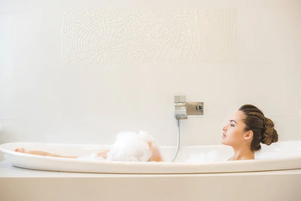Vista Lateral Joven Hermosa Mujer Tomando Baño Casa — Foto de Stock