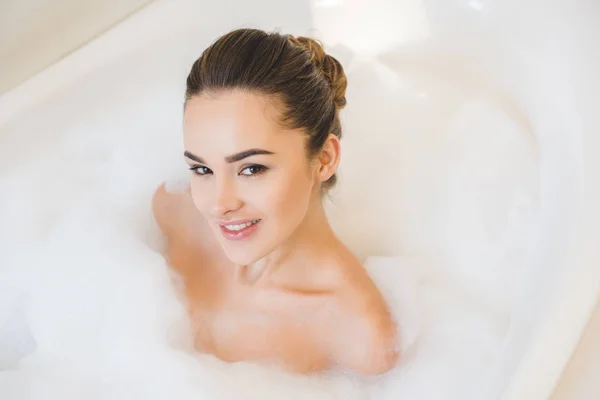 Smiling Young Woman Taking Bath Foam Home — Stock Photo, Image