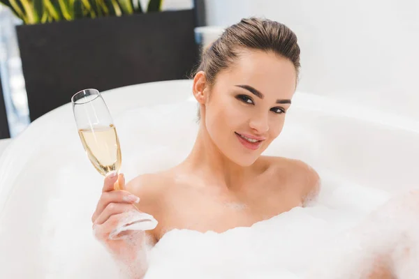 Schöne Frau Mit Einem Glas Champagner Beim Baden — Stockfoto