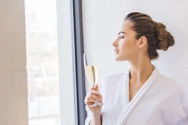 Retrato Mulher Bonita Roupão Banho Com Copo Champanhe Casa — Fotografia de Stock