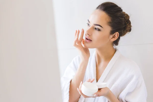 Retrato Mujer Hermosa Albornoz Aplicando Crema Facial — Foto de Stock