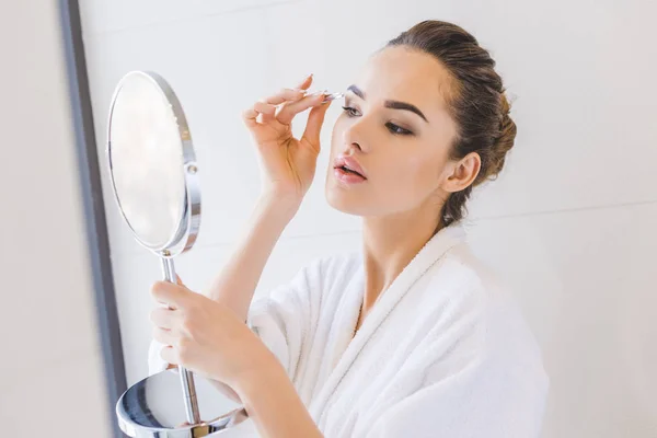 Jovem Mulher Arrancando Sobrancelhas Com Pinças — Fotografia de Stock