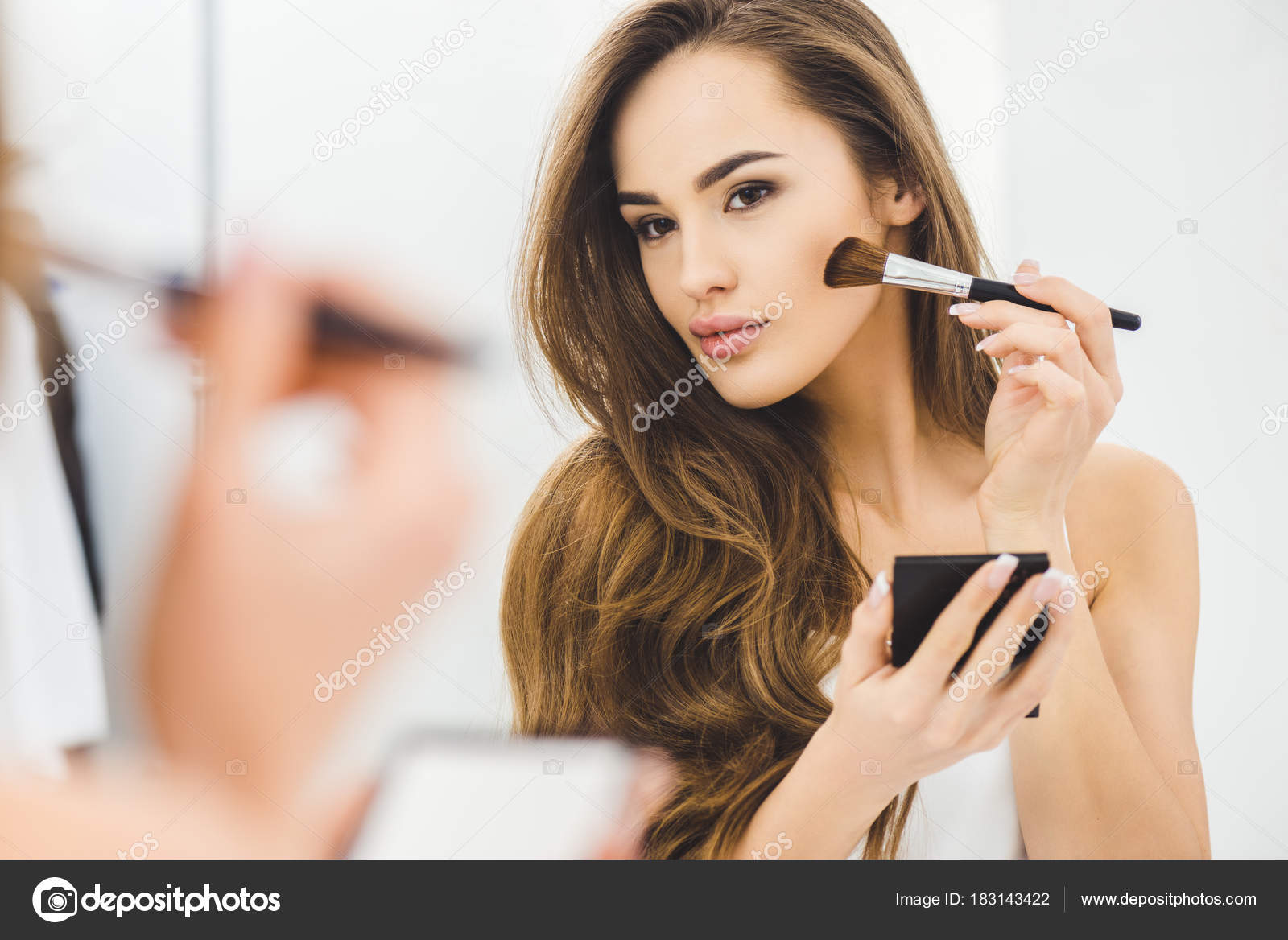 Зеркальное Отражение Красивой Молодой Женщины Наносящей Макияж стоковое фото ©allaserebrina