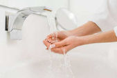 částečný pohled ženy mytí rukou doma