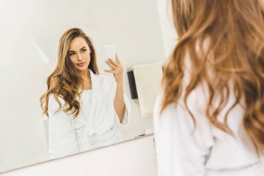güzel kadın selfie smartphone evde banyoda taking