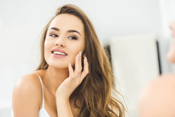 Portrait Smiling Beautiful Young Woman Home — Stock Photo, Image