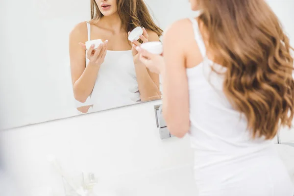 Bijgesneden Schot Van Vrouw Gezichtscrème Bedrijf Handen — Stockfoto