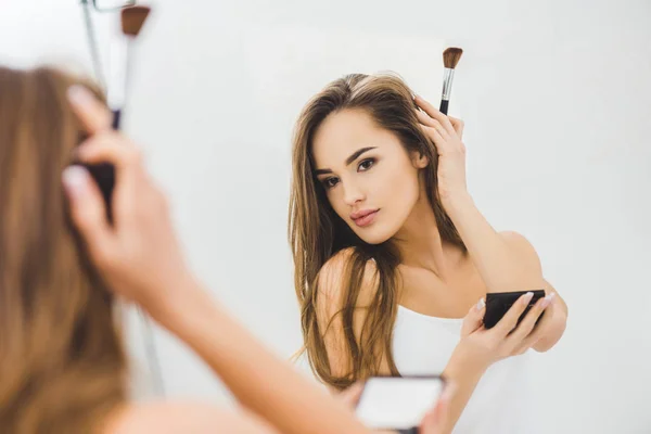 Espelho Reflexo Bela Jovem Mulher Aplicando Maquiagem — Fotografia de Stock