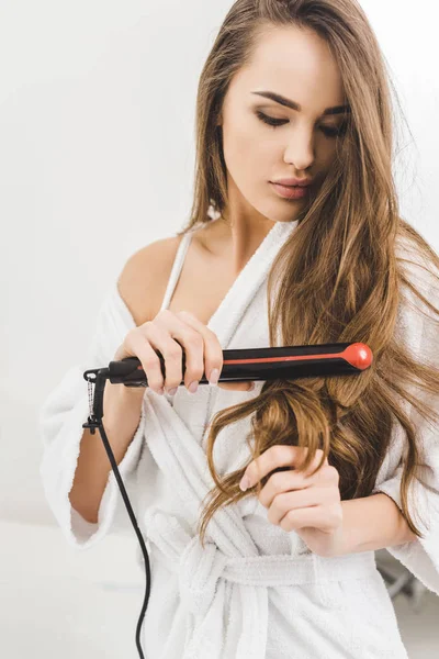 Retrato Mujer Alisando Cabello Con Alisador Pelo — Foto de Stock