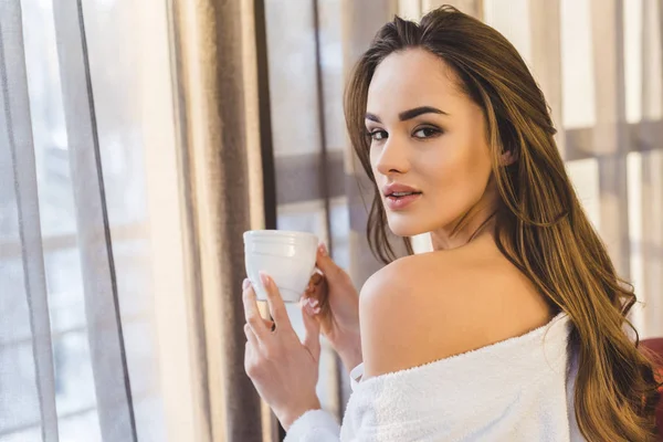 Vista Laterale Bella Giovane Donna Accappatoio Con Tazza Caffè Casa — Foto Stock