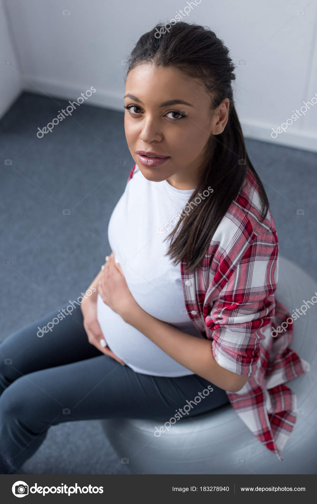 nő, látszó, hogy terhes