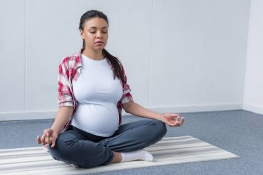 pratik Yoga mat Afro-Amerikan hamile kadın
